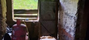 जीर्ण रहेको गोकुलेश्वर अस्थायी प्रहरी पोष्ट ।