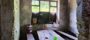 जीर्ण रहेको गोकुलेश्वर अस्थायी प्रहरी पोष्ट ।